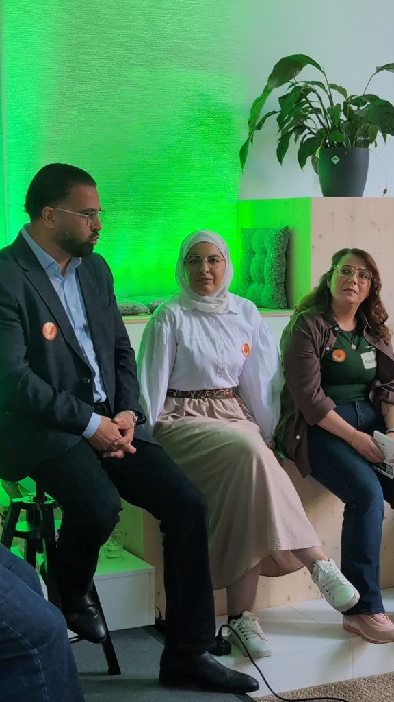 Auf dem Bild sind die drei Speaker*innen des Abends zu sehen. Links Omar, in der Mitte Salam und rechts Manuela.